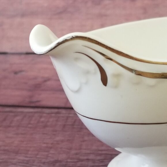 Vintage 1944 Homer Laughlin Eggshell Georgian Gravy Boat with Gold Trim/Accents - Picture 6 of 13